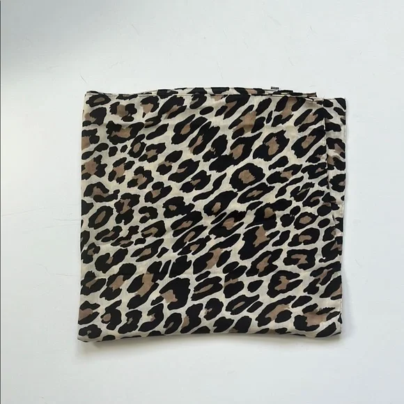 Chic Leopard Print Scarf - Picture 4 of 8